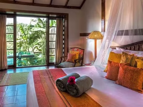  In recent years, a growing number of hotels have embraced softer linen tones like ecru, pale grey, warm taupe. 