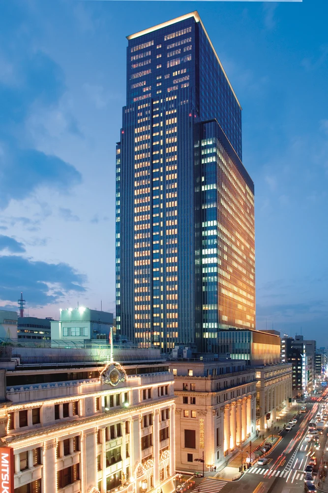 Towering above Tokyo, the pizza bar at Mandarin Oriental has floor
-to-ceiling windows that frame an extraordinary skyline