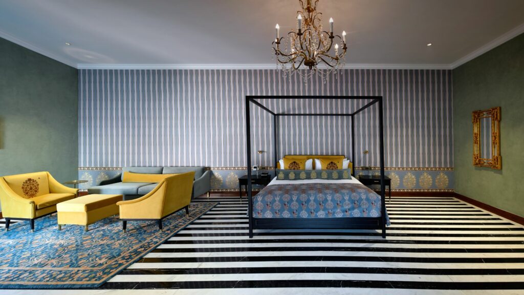 Ran Baas has only 35 suites, each one a unique masterpiece. Inspired by precious gemstones, the suites feature bespoke designs that evoke the opulence of the royal court.
